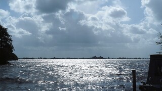 TEGENLICHT OVER WOELIG WATER