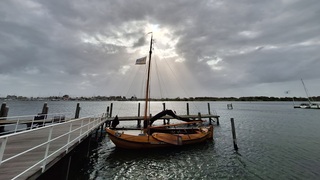 De zon piept even door de bewolking heen