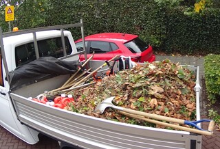 Herfstbladeren ruimen.