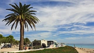 Zon en sluierbewolking aan de Costa Dorada 