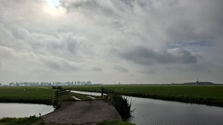 Grijze wolken massa met waterig zonnetje