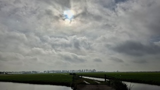Zon piept even door de grijze wolken massa. 