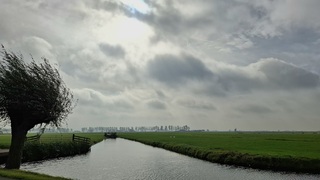 Grijze wolken waar de zon probeert door te komen