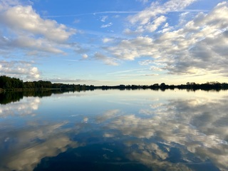 Wolken en blauwe lucht vanmorgen.