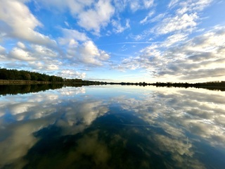 Blauwe lucht en mooie wolken.