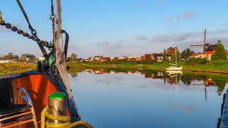 Vrij zonnig en rustig herfstweer spiegeling in de Arne
