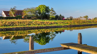 Vrij zonnig en rustig herfstweer spiegeling in de Arne