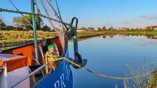 Vrij zonnig en rustig herfstweer spiegeling in de Arne