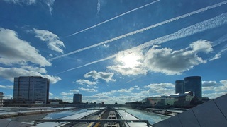Blauw, zon en wolken in Utrecht om 12.00 uur