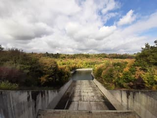 Mooi uitzicht vanaf stuwdam van la plate taille