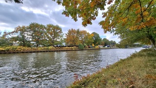 Wolkenlucht met zon op deze zachte herfstdag 