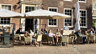 Blote benen terras in de zon