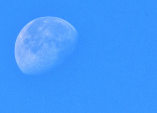 Maan bij Strakblauwe-lucht 