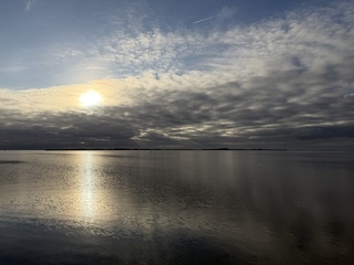 Zon is al op. Uitzicht vanaf Volendam
