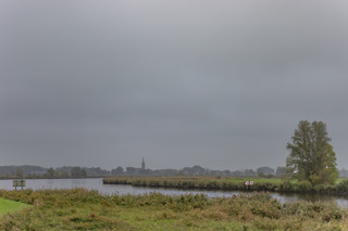 12 10 2025 Nevel over het landschap en het Zwarte Water bij Hasselt Overijssel, een visser vaart langzaam langs de oever