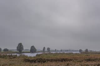 12 10 2025 Nevel over het landschap bij het Zwarte Water met het zicht richting Genemuiden