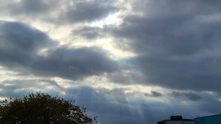 De zon breekt door het wolkendek 