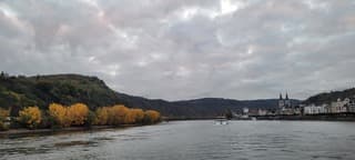 Mooie herfstkleuren langs het water 