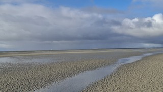 Een boot van Rijkswaterstaat in het Sparregat.