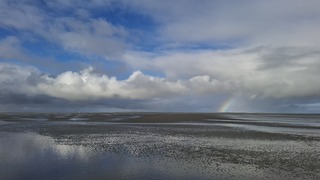 Een regenboog in de lucht boven Rottumeroog