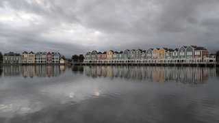 Bewolkt en absoluut windstil net voor zonsondergang in Midden-Nederland 