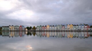 Windstil, bewolkt en een schitterende reflectie van de gekleurde huisjes 