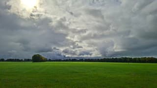 Een paar seconden liet de zon zich zien in Staphorst, tijdstip foto 13.06 uur