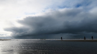 Regenbui boven de zee
