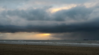 Donkere wolkenband boven zee
