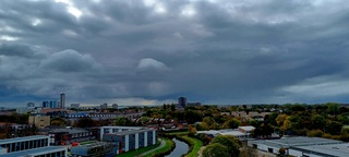 Buienlucht boven zee 