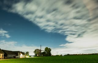 De kerk van Zoelen in de reflectie van de wolken!