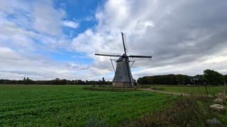 Mooie wolkenluchten bij de molen in Delden