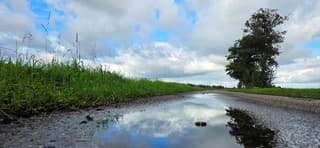 Bewolking en regenplassen in de provincie Drenthe 