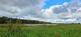 Blauw bewolkte lucht boven de provincie Drenthe vanmiddag 