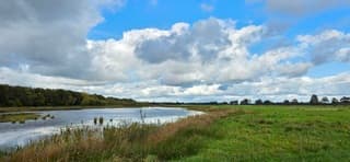 Blauw bewolkte lucht boven de provincie Drenthe vanmiddag 