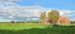 Blauw bewolkte lucht boven de provincie Drenthe vanmiddag 