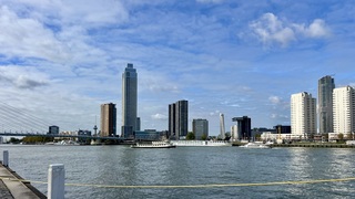 Eind van de ochtend breekt de zon  door en wordt de lucht blauw 