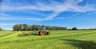 Boer aan het hooien in oktober