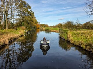 vissen....de jongens zitten heerlijk in hun bootje te vissen in een sloot...