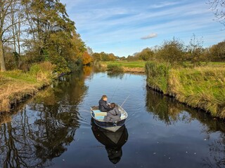 heerlijke herfstdag,ideaal weer om te aan vissen,er was wel bewolking maar ook blauwe lucht en zon...weinig wind...