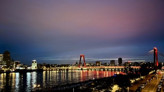 Rood gekleurde lucht, maar niet door de zon 