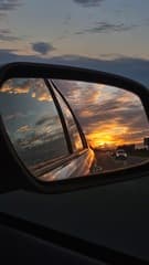 Zonopkomst in de zijspiegel
