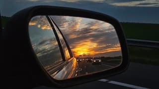 Zonopkomst in de zijspiegel