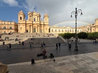 Zon, regen en regenboog in Noto Sicilië 