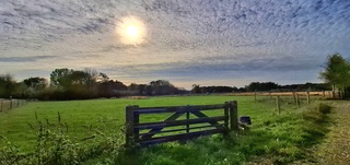 Zon piept mooi door bewolking in Heemskerk 