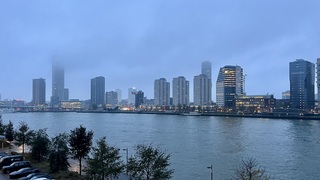Laaghangende bewolking rond de top van de wolkenkrabbers 