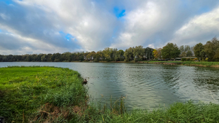 Vriendelijke bewolking en wind bij de stelleplas 