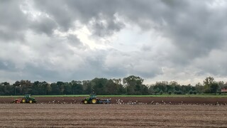 Zwaar bewolkt tijdens het ploegen van het land