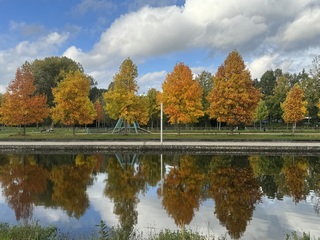 Prachtige herfstkleuren met een geweldige weerspiegeling 