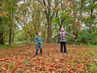 herfst kleuren..in het bos,spelen met de blaadjes....